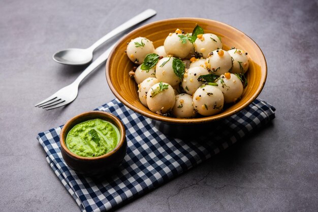 Weiche und schwammige Idli-Bällchen oder Goli untätig mit grünem und rotem Chutney nach südindischem Rezept