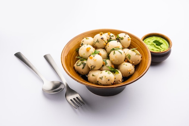 Weiche und schwammige Idli-Bällchen oder Goli untätig mit grünem und rotem Chutney nach südindischem Rezept