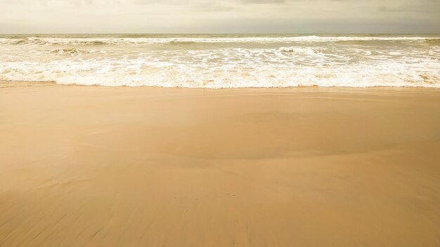 Foto weiche weiße meereswelle am sandstrand