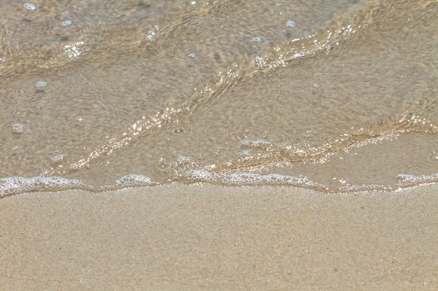 Weiche Welle am Sandstrand