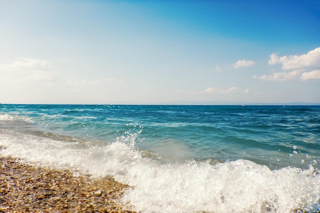 Weiche Welle des blauen Ozeans auf sandigem Strandhintergrund