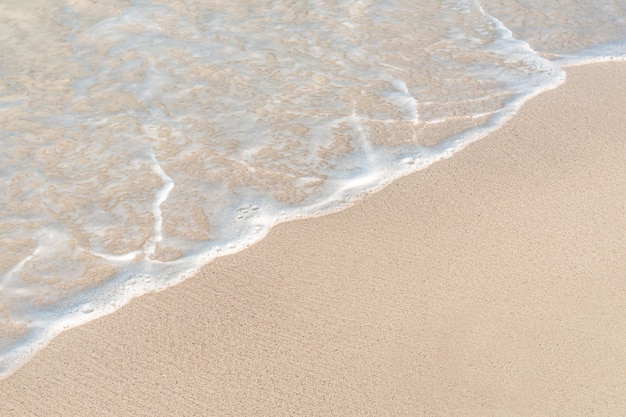 Weiche Welle des Ozeans am Sandstrand.