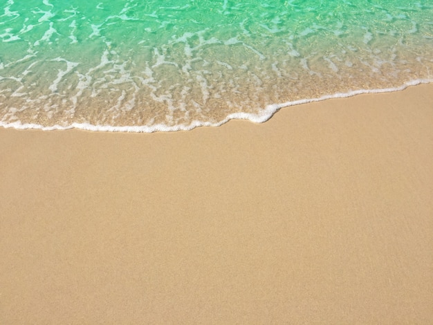 Weiche Welle von blauem Meer auf sandigem Strand