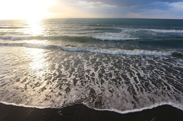 Weiche Welle von blauem Ozean auf sandigem Strand. Hintergrund.