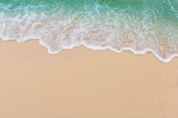 Weiche Welle von Meer auf leerem sandigem Strand