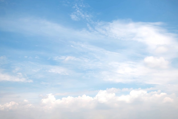 Weiche Wolke mit blauem Himmelhintergrund