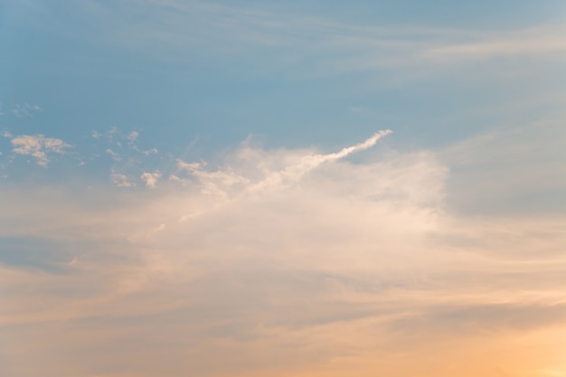 Weiche Wolke mit Hintergrund des blauen Himmels