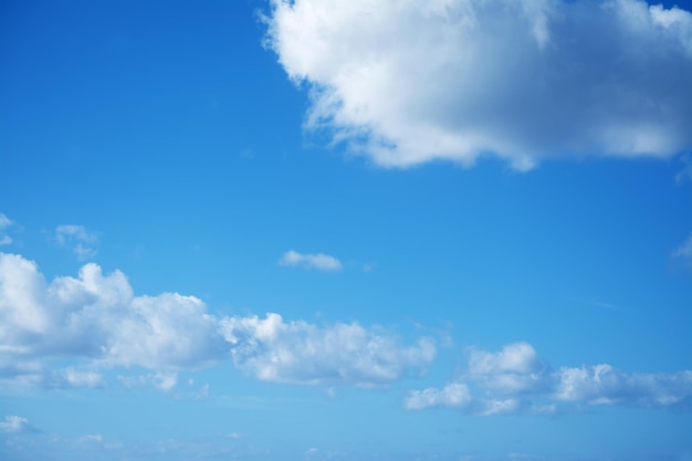 Weiche Wolken am blauen Himmel Gedreht in Sardinien Italien