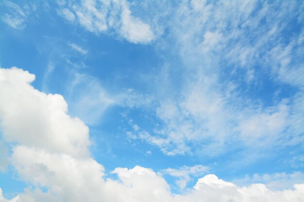 Weiche Wolken am blauen Himmel