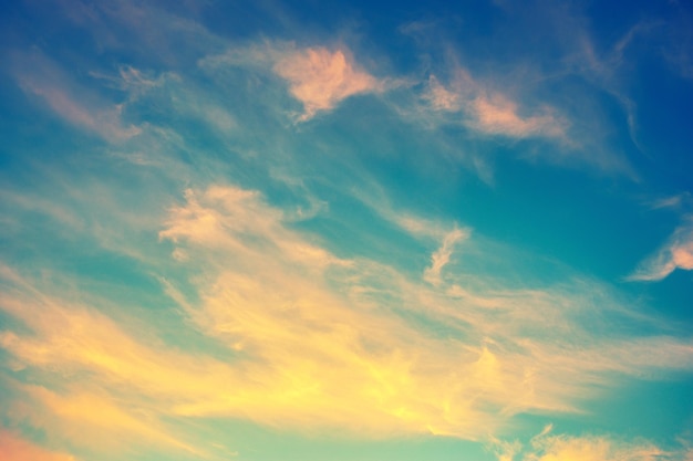 weiche Wolken und Hintergrund des blauen Himmels