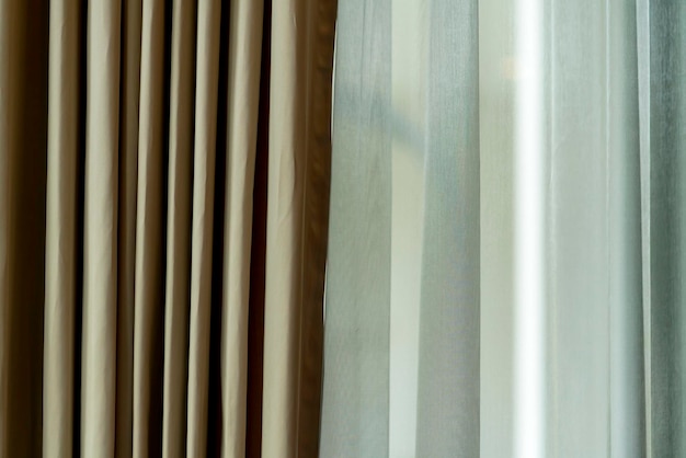 Weicher brauner Vorhang mit Morgenlicht aus dem Fenster Home Interior Design Detail schmücken Ideen Konzept