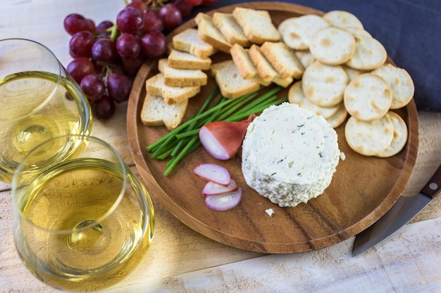 Weicher, cremiger Käse mit Schalotte und Schnittlauch.