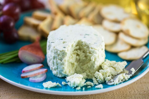 Weicher, cremiger Käse mit Schalotte und Schnittlauch.