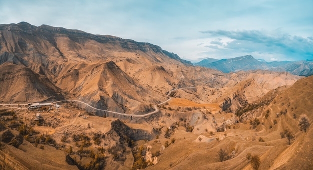 Weicher Fokus. Panorama eines Gebirgstals mit einer Serpentinenstraße. Dagestan.