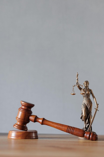 Weicher selektiver Fokus das Symbol für Gerechtigkeit und Gerechtigkeit ist eine Statuette der Göttin themis Richter