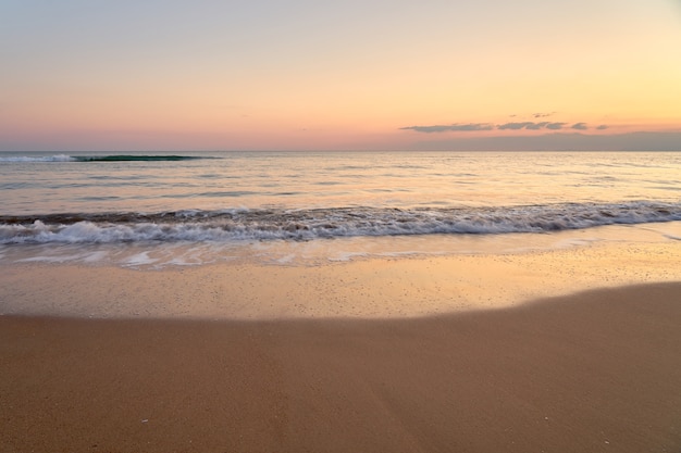 Weicher Sonnenuntergang am tropischen Strand