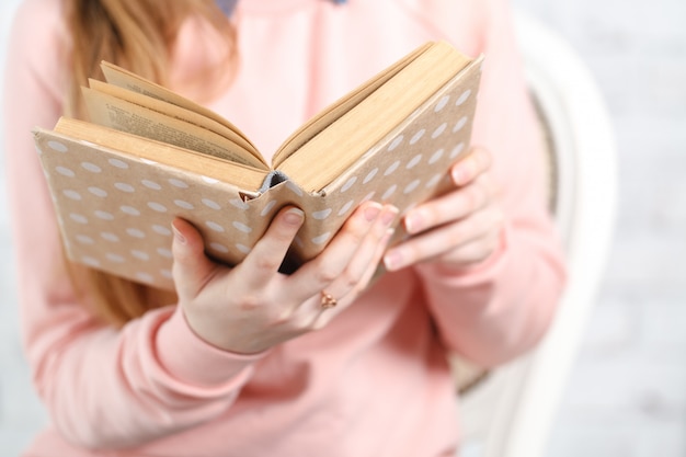 Weiches Foto der Frau mit altem Buch