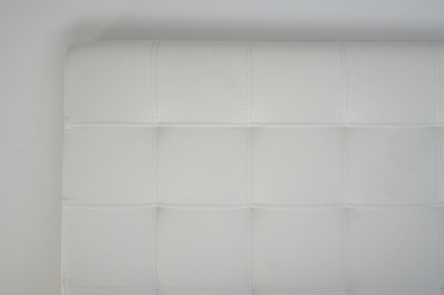 Weiches Kopfteil Polsterung für Möbel aus Echt- oder Kunstleder und Stoff Weiches Kopfteil an einer hellen Wand