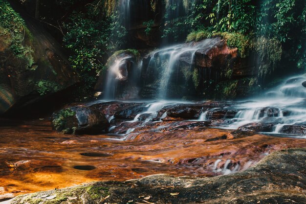 Weiches Wasser des Baches im Naturpark WIMAN THIP Waterfall, schöner Wasserfall im Regenwald