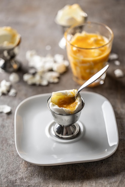 Weichgekochte Eier in einem Glasbecher zum Frühstück