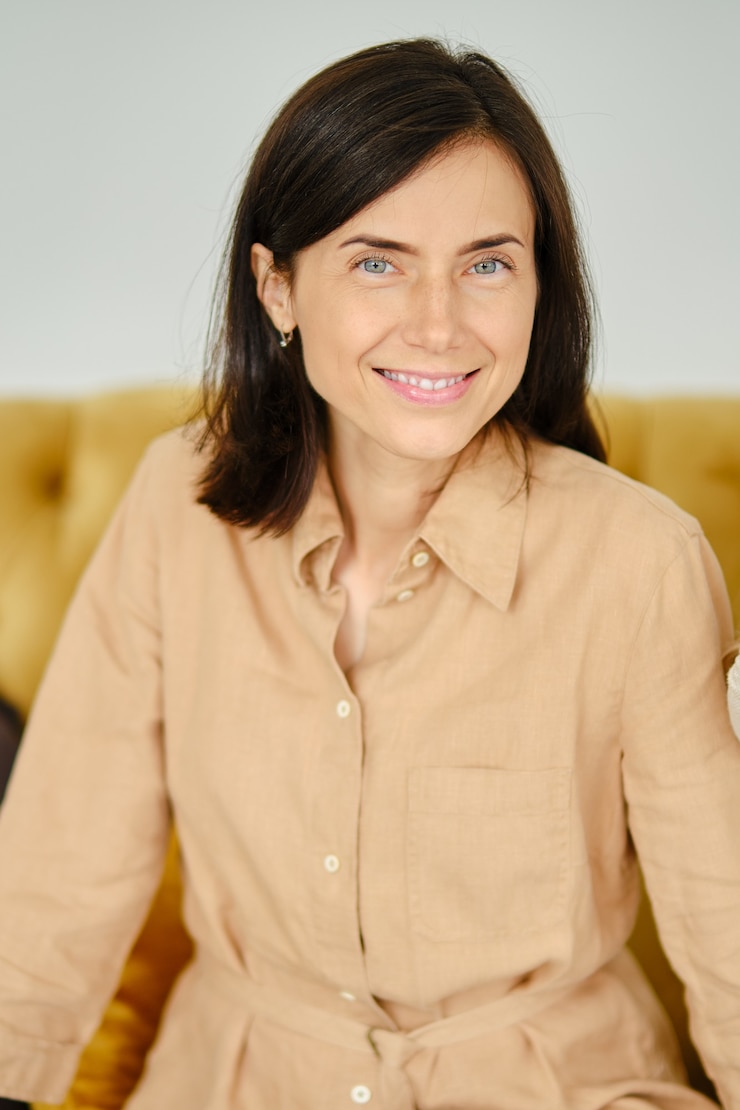Foto weichzeichner-lebensstilporträt der positiven jungen frau