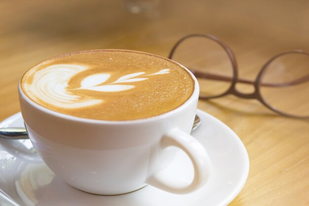 Weichzeichnung auf Capuccino-Kaffeetasse, Kaffee für Hintergrund