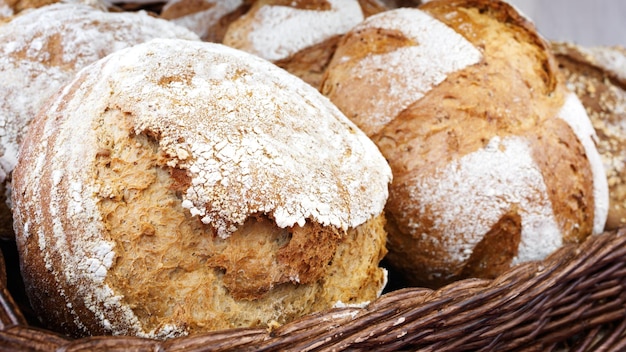 Weidenkorb mit Brot Brot und Brötchen im Korb Frische Backwaren auf dem Tisch Schmeckt am besten warm