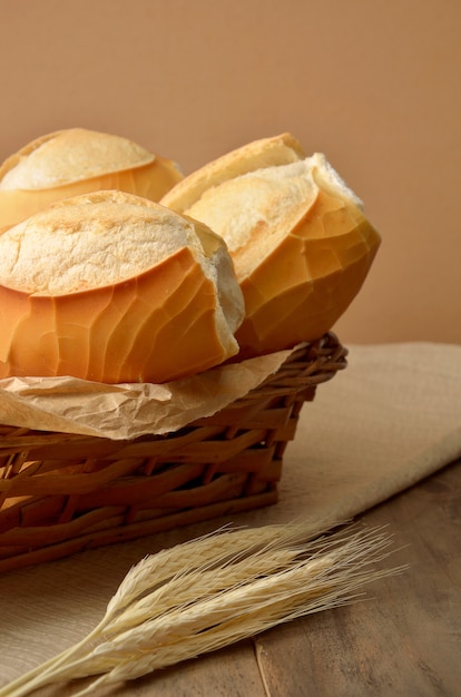 Weidenkorb mit französischem Brot auf Holztisch