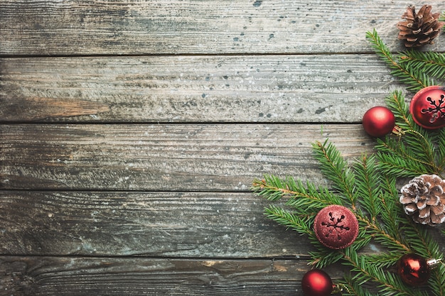 Weihnachten aus Holz mit Tannenbaum und Dekoration