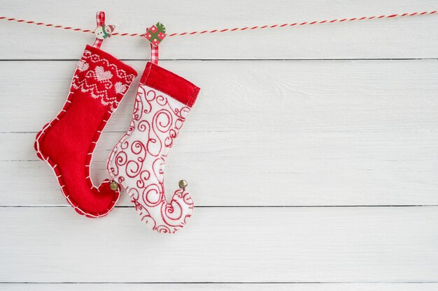 Weihnachten. Bunte Weihnachtssocken auf weißem Holz