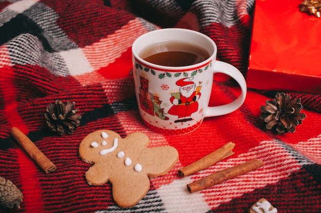 Weihnachten concept.tea Tasse und Pfefferkuchen