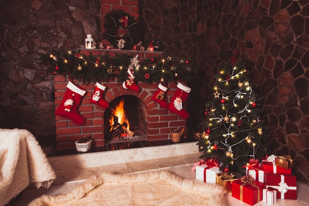 Weihnachten dekorierter Kamin und Baum im Zimmer