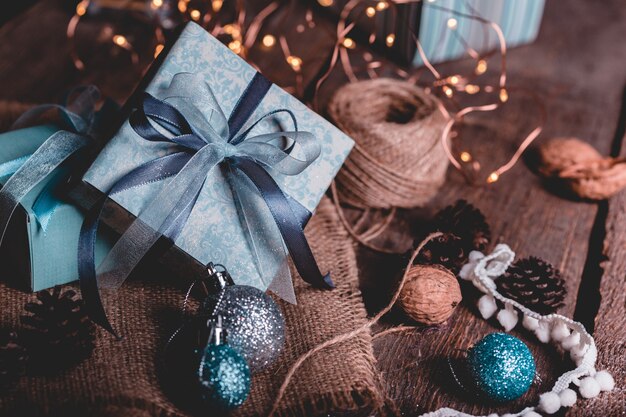 Weihnachten - eine Gruppe von Geschenken auf dem Hintergrund von Girlanden