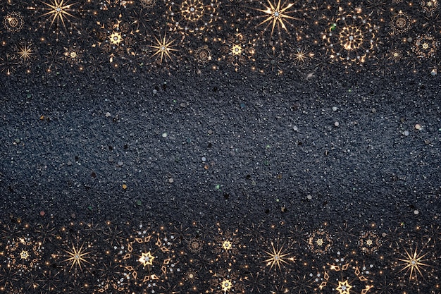 Weihnachten fallende funkelnde Neonschneeflocken auf blauem glitzernden Hintergrund.
