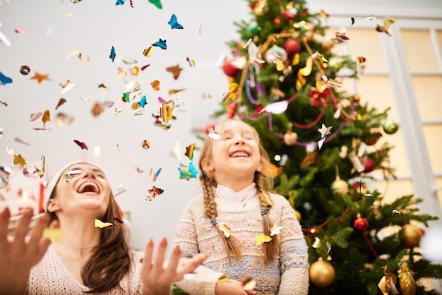 Weihnachten feiern mit kleiner Tochter