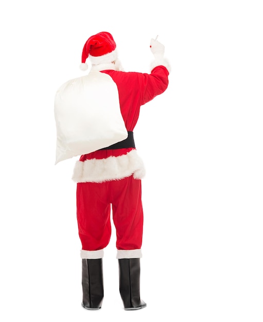 weihnachten, feiertage und personenkonzept - mann im weihnachtsmannkostüm mit tasche, die etwas von hinten schreibt