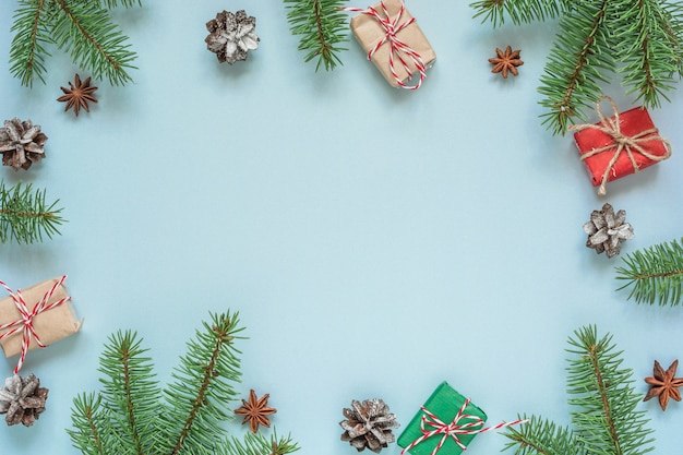 Weihnachten flach lag Hintergrund aus Tannenzweigen, Dekorationen, Geschenkboxen und Tannenzapfen