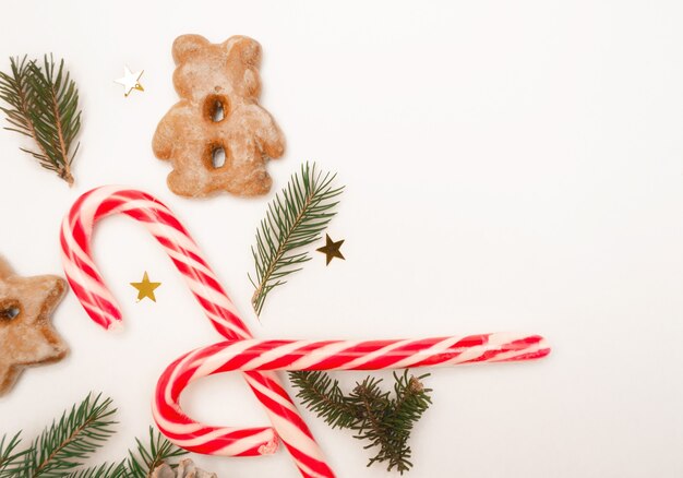Weihnachten flache Zusammensetzung von Tannenzweigen, Süßigkeiten, Lebkuchen und funkelt mit Kopierraum