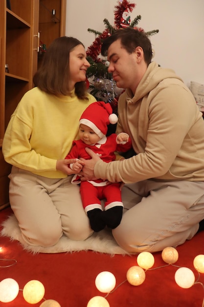 Foto weihnachten freude ein familienporträt mit unserer einjährigen prinzessin