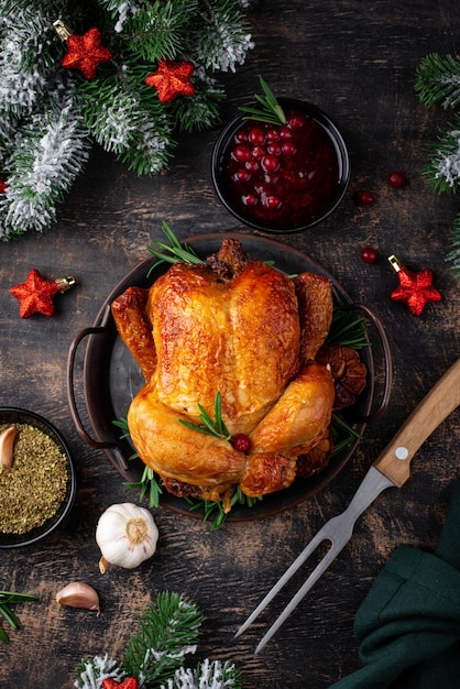 Weihnachten gebackenes Hühnchen zum festlichen Abendessen