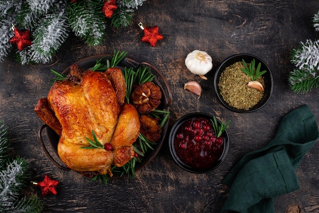 Weihnachten gebackenes Hühnchen zum festlichen Abendessen