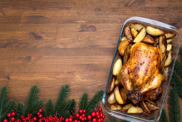 Weihnachten gebackenes Huhn auf Holztisch