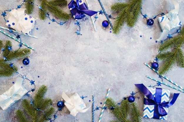 Weihnachten Geschenkboxen und Tannenzweige mit Dekoration in blauer Farbe.