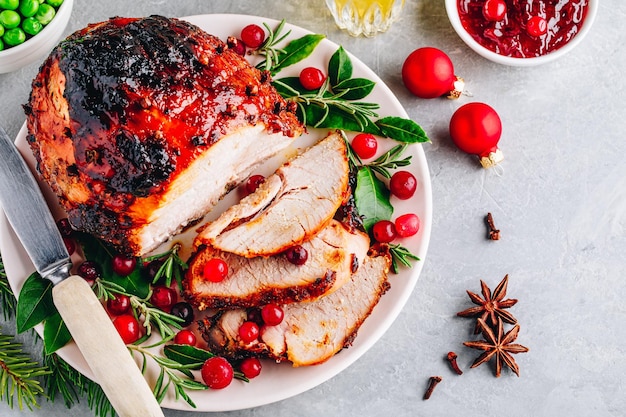 Weihnachten glasierter Schinken mit Preiselbeersauce Gebratenes Feiertags-Schweinefleisch mit Gewürzen