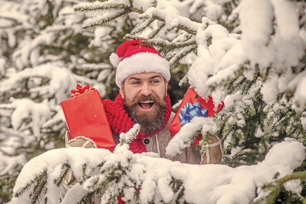 Weihnachten glücklicher Mann mit Bart halten Geschenkbox.