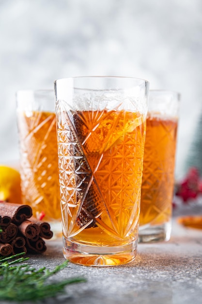 Foto weihnachten glühwein cocktail sekt grog wein gewürze neujahr trinken süßes getränk textfreiraum