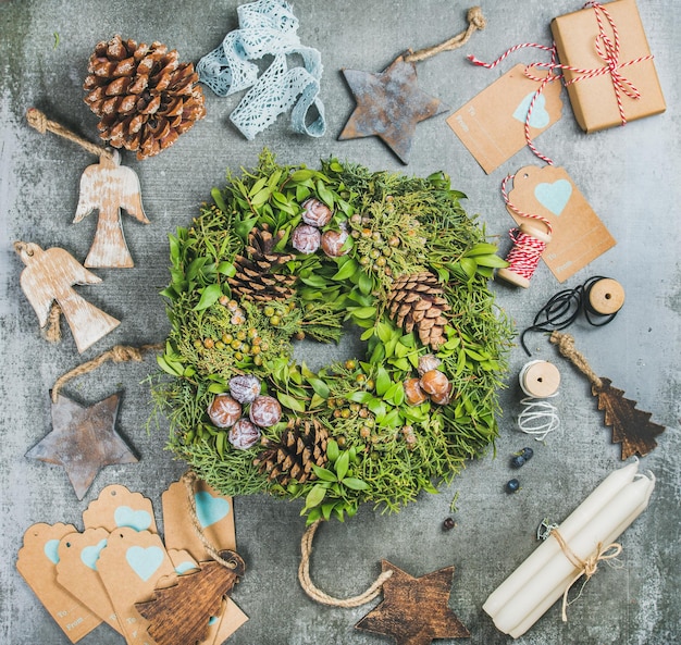 Weihnachten grüner Kranz Tannenzapfen Holzspielzeug Kerzen Dekorationsmaterialien