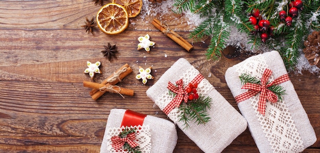 Weihnachten handgemachte Boxen und Zweig mit Schnee