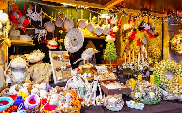 Weihnachten handgemachte Souvenirs Dekorationen auf dem Weihnachtsmarkt in Riga, Lettland. Adventsmarkt und Stände mit Kunsthandwerk im Basar. Nachtstraße Weihnachts- und Feiertagsmesse in europäischen Städten oder Gemeinden, Dezember