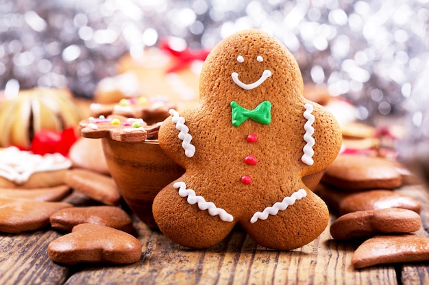 Weihnachten hausgemachte Lebkuchen und auf Holztisch